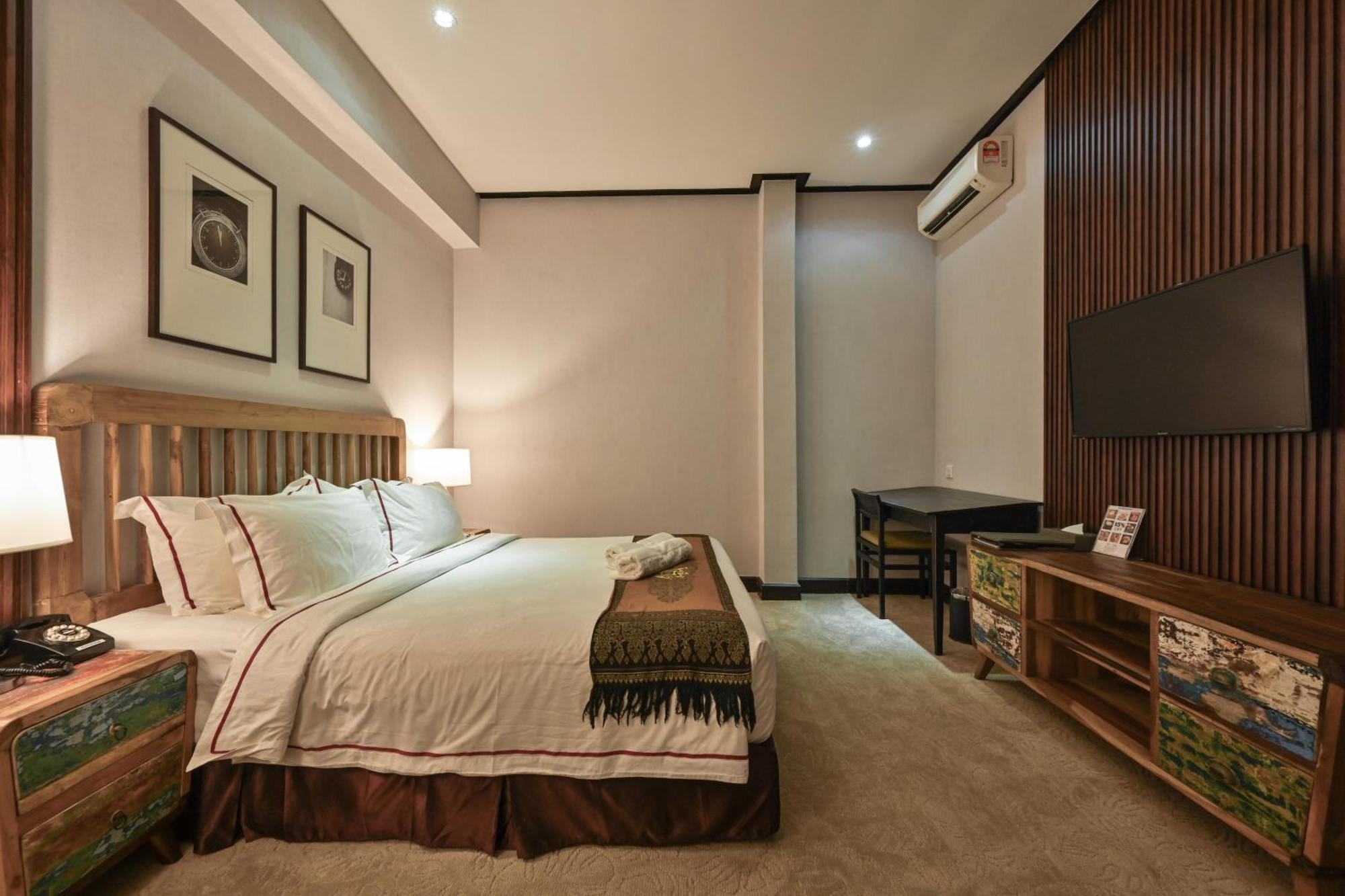 Superior King Room No Window